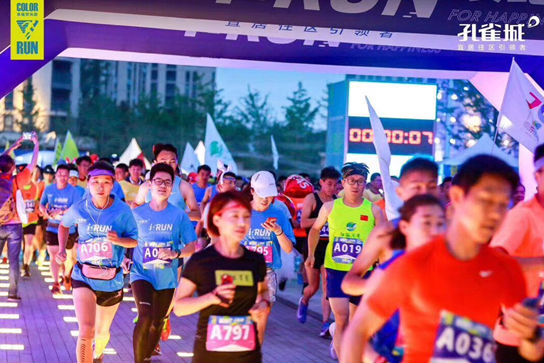 用脚步丈量城市 孔雀城全国20城荧光跑倡导健康人居理念